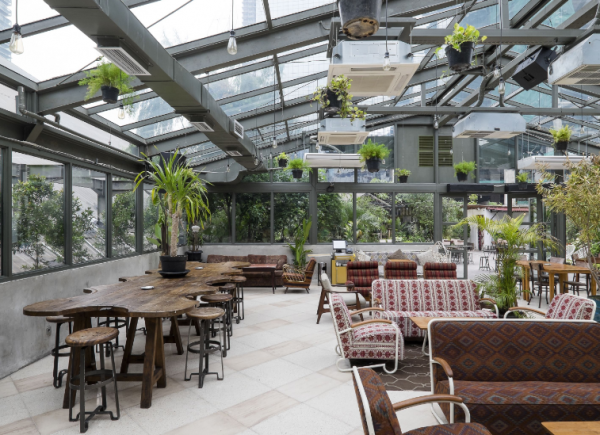 Cafe dengan teras atap berbahan kaca